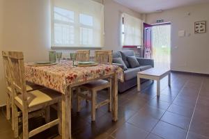 Sardón de los FrailesにあるTurísticos Sardón de los Frailesのテーブルと椅子とソファのあるダイニングルーム
