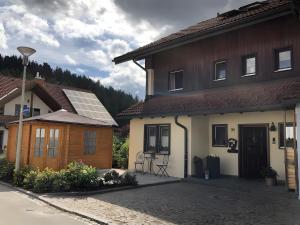 una casa con un panel solar en el techo en Ferienwohnung im Kupferhammer, en Titisee-Neustadt