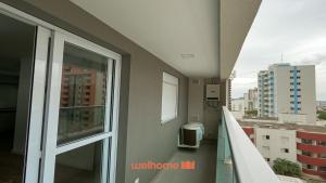 Apartamento em Bauru em Frente ao Aeroporto في Bauru: بلكونة مطلة على المدينة