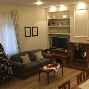 - un salon avec un canapé et un arbre de Noël dans l'établissement Ginger House, à Sant'Agata de' Goti