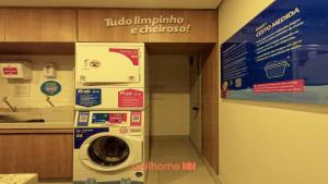 Apartamento em Bauru em Frente ao Aeroporto في Bauru: غسالة ومجفف في غرفة في المطبخ