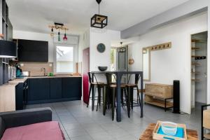 une cuisine et un salon avec une table et des chaises dans l'établissement Bodet Appartement Plage St Goustan, au Croisic 19 autres photos
