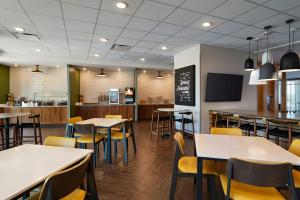 Un restaurante u otro lugar para comer en Fairfield Inn & Suites Lincoln Crete