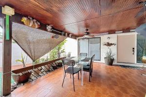 Χώρος καθιστικού στο Cozy 1BR Shared Home Pool Tennis & Lake Access