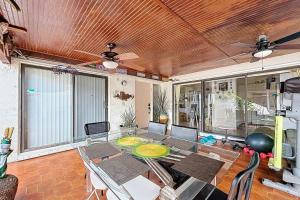 Χώρος καθιστικού στο 1BR in Shared Home Pool Tennis & Lake Miami