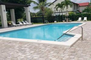 Πισίνα στο ή κοντά στο 1BR in Shared Home Pool Tennis & Lake Miami