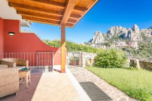 patio con vista sulle montagne di Residenza Fiorella a San Pantaleo