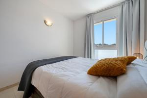 ミアミ・プラトーヤにあるParis 2の窓付きのベッドがある白い寝室 +13枚の写真