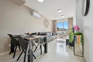 ミアミ・プラトーヤにあるParis 2のテーブルと椅子のあるダイニングルームとリビングルーム