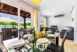 Un comedor y una sala de estar con mesa y sillas. en Villa Mar, en Playa Blanca