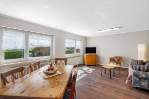 Una sala de estar con una mesa de madera y un sofá. en Ferienwohnung Carolin, en Dornstetten