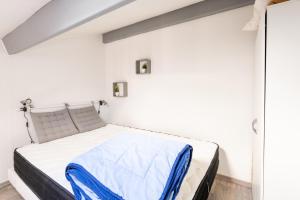 a bedroom with a bed in a white room at M9107 - Domaine, Maison 4 Pers in Pornic +14 photos