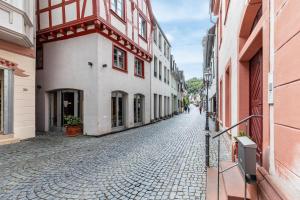 une rue pavée dans une ville avec des bâtiments dans l'établissement Bacchus Holiday Homes, à Bacharach