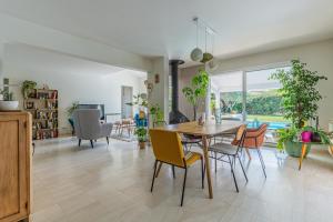 une salle à manger et un salon avec une table et des chaises dans l'établissement Villa Saint-Martin - Pompignac, à Pompignac