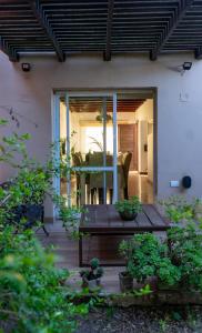 a patio with a table and a dining room at Verde Lillo in Necochea