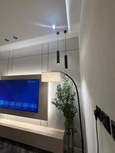 a living room with a tv on a wall at الكهوف النجدية حي الوزارات 3 in Riyadh +2 photos