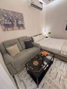 a living room with a couch and a bed at الكهوف النجدية حي الوزارات 3 in Riyadh