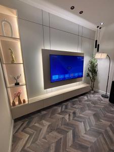 a living room with a flat screen tv on a wall at الكهوف النجدية حي الوزارات 3 in Riyadh