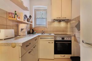 uma cozinha com pia e fogão forno superior em Einfache Gästewohnung 'nordlicht' em Flensburg