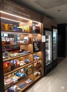 una tienda con una pantalla de comida y una nevera en O Melhor Apart-Hotel, da Cidade!, en São Caetano do Sul