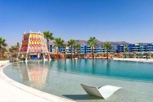 a large swimming pool with a white shark in the water at واحة ايلة ازور in Aqaba