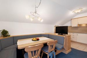 una pequeña cocina con mesa y TV en Loderhof Sand in Taufers, en Sand in Taufers