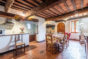 una cucina e una sala da pranzo con tavolo e sedie di Green apartment Siena a Siena Altre 18 foto