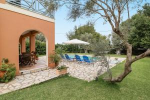 une vue extérieure d'une maison avec piscine dans l'établissement Villa Simeoni Lefkada, à Leucade