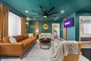 een woonkamer met een bank en een plafondventilator bij KingBeds Skylight 1GB Wi-Fi Step-free Clean in Bakersfield