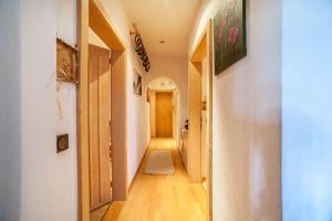 シェーナにあるHoferhof Apartement Bergzauberの白壁の廊下