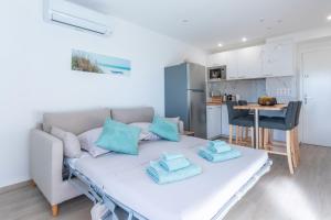 un salon avec un canapé et une cuisine dans l'établissement Appartement à Saint-Raphael, à Saint-Raphaël