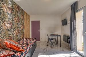 Μια τηλεόραση ή/και κέντρο ψυχαγωγίας στο Studio Poussan