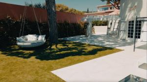 a swing in the yard of a house at Le Gabian in Sainte-Maxime