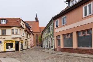 an empty street in a town with buildings at Haus am Nicolaiplatz in Salzwedel
