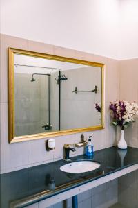 un baño con lavabo y espejo en AK farmhouse, en Lahore