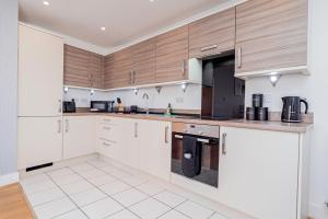 Η κουζίνα ή μικρή κουζίνα στο Spacious 2BR with Sea View, Zip Beds, Free Parking and FAST Wi-Fi