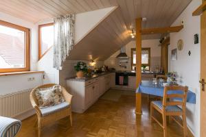 バート・ヴァルトゼーにあるAnne´s Ferienwohnungの部屋にテーブルと椅子のあるキッチン