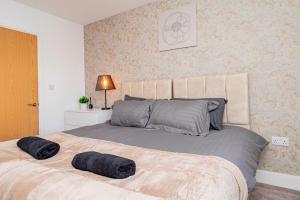 Ένα ή περισσότερα κρεβάτια σε δωμάτιο στο Spacious 2BR with Sea View, Zip Beds, Free Parking and FAST Wi-Fi