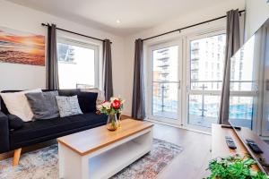 Χώρος καθιστικού στο Spacious 2BR with Sea View, Zip Beds, Free Parking and FAST Wi-Fi