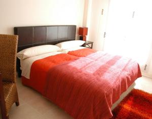 CardeñajimenoにあるCaradeniaの赤い毛布が掛けられた大きなベッドのある寝室