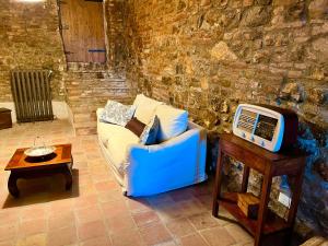 a living room with a blue couch and a table at Casa Cigana in Tortona