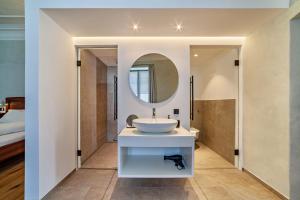 ein Badezimmer mit Waschbecken und Spiegel in der Unterkunft Ansitz Layshof Apartment Erlebach in Meran