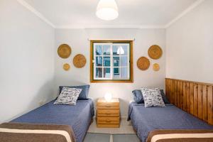 Un dormitorio con dos camas y una ventana en Finca Candelario sc de La Palma, en Santa Cruz de la Palma