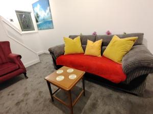 Istumisnurk majutusasutuses Lucky Home 7 - Ideal for Trade & Family - 2 Bedrooms - 2 Beds - Max 4 Guests - Close to BAE, Docks, Lake District, Beaches