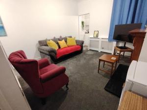 Televiisor ja/või meelelahutuskeskus majutusasutuses Lucky Home 7 - Ideal for Trade & Family - 2 Bedrooms - 2 Beds - Max 4 Guests - Close to BAE, Docks, Lake District, Beaches +39 fotot