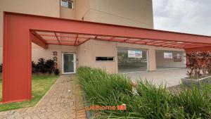 a building with a red facade and a door at Apartamento em Bauru com Vista para Montanha in Bauru