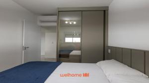 a bedroom with a bed and a sliding glass door at Apartamento em Bauru com Vista para Montanha in Bauru