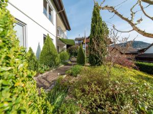 un jardín con árboles y arbustos junto a una casa en Ferienwohnung Pusteblume, en Kappelrodeck