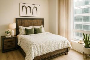 Convenient Coal Harbour 2BR Steps to Seawall and SkyTrain في فانكوفر: غرفة نوم بها سرير ونافذة