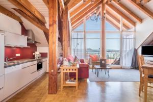 Una cocina con una gran ventana y un comedor. en Obst- Ferienhof Ragg, en Immenstaad am Bodensee